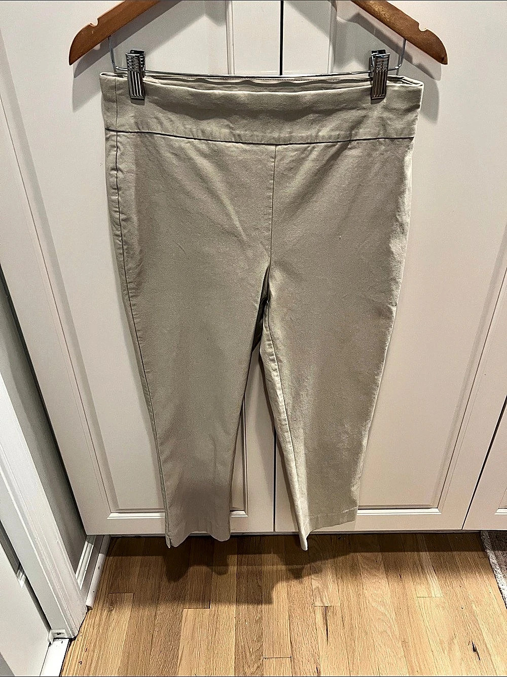 Chico's So Slimming Crop Pants in Beige size 1 (size 8) like new